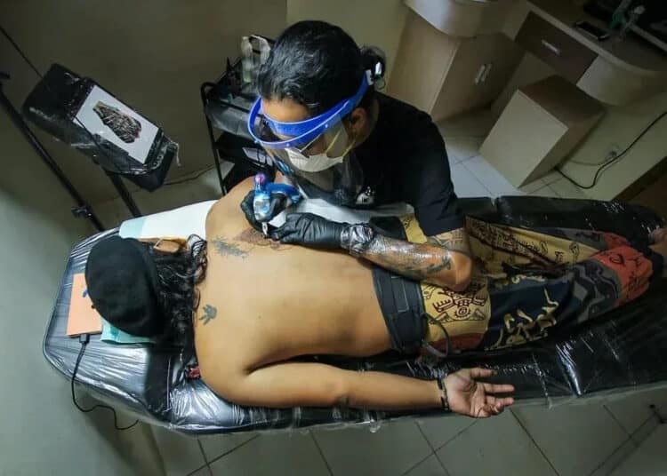 Protokol Kesehatan Seniman Tato
