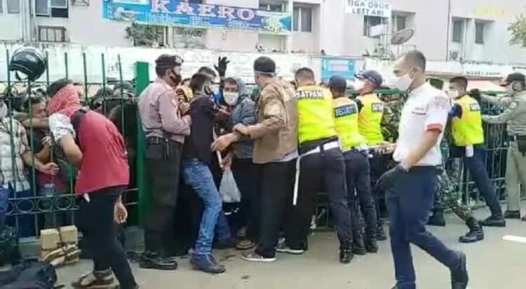Ada Pembatasan, Calon Penumpang KRL di Stasiun Rangkas Saling Dorong