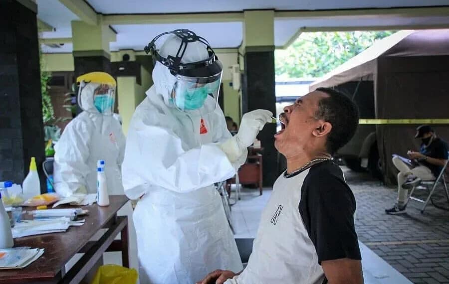Petugas Satpol PP Kota Tangerang Di-Swab Test
