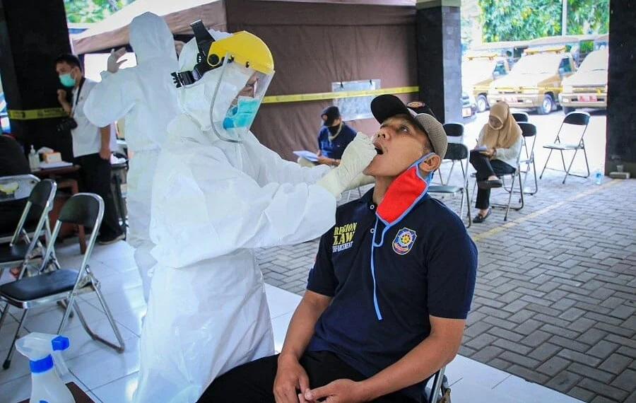 Petugas Satpol PP Kota Tangerang Di-Swab Test