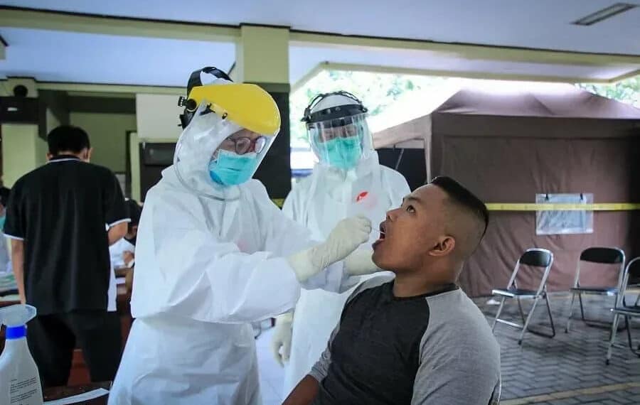 Petugas Satpol PP Kota Tangerang Di-Swab Test