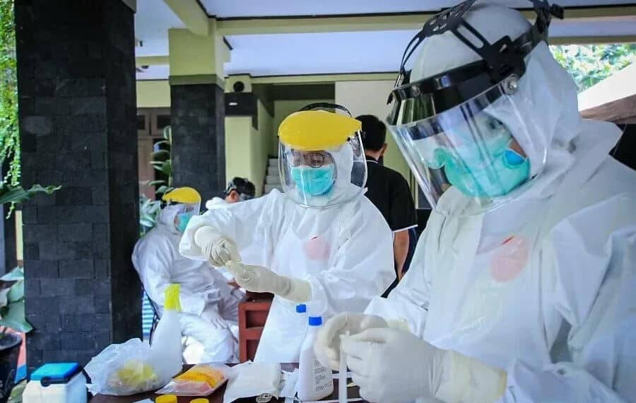 Petugas Satpol PP Kota Tangerang Di-Swab Test