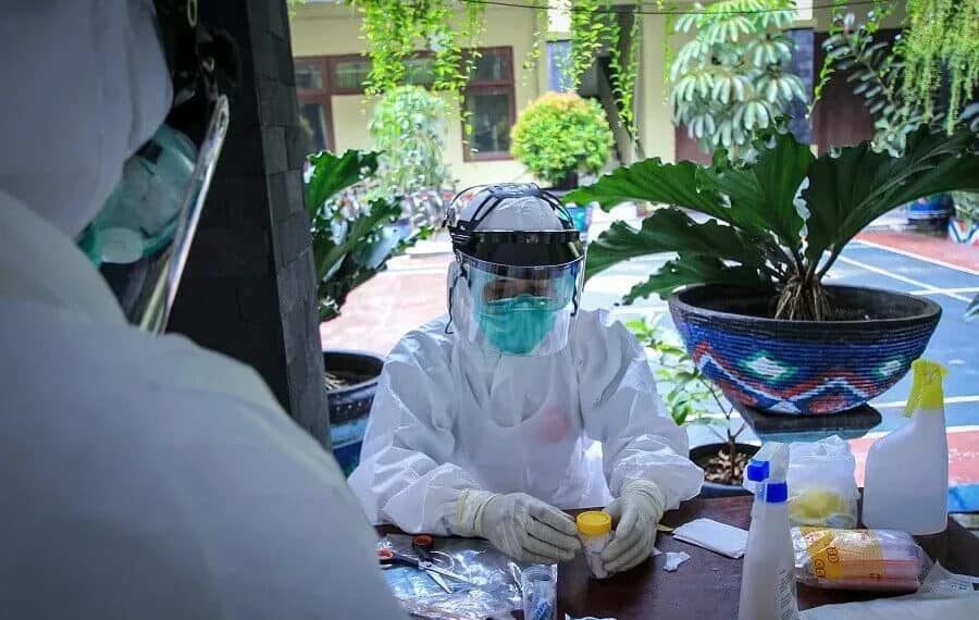 Petugas Satpol PP Kota Tangerang Di-Swab Test