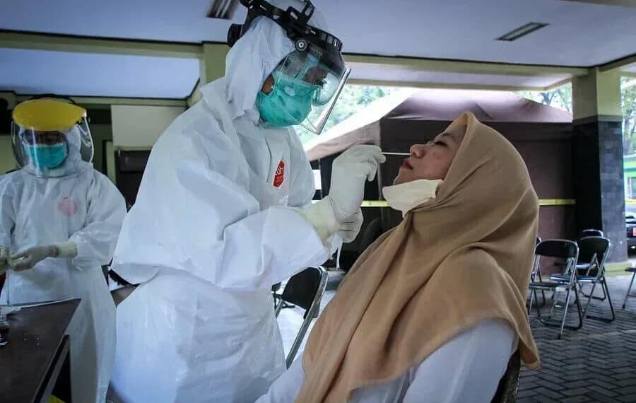 Petugas Satpol PP Kota Tangerang Di-Swab Test