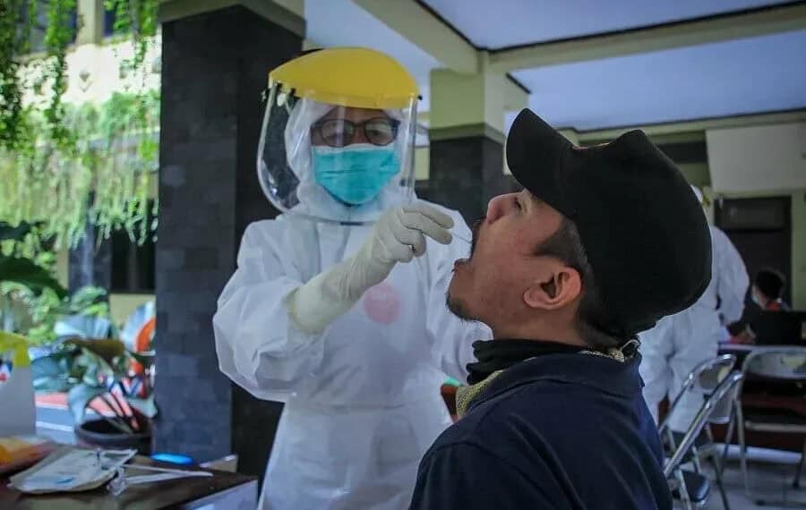 Petugas Satpol PP Kota Tangerang Di-Swab Test