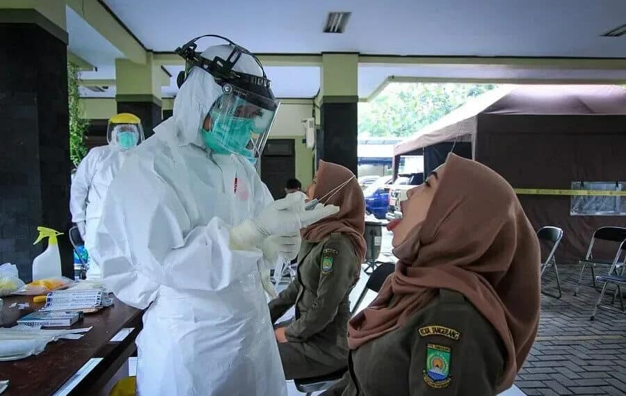 Petugas Satpol PP Kota Tangerang Di-Swab Test
