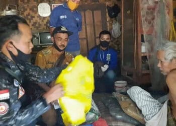KSB dan Muspika Angsana Beri Bantuan Bagi Lansia