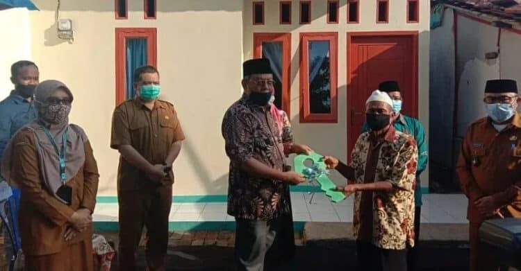 Benyamin Serahkan 13 Kunci Rumah ke Warga Cilenggang dan Serpong