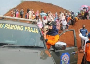 Dari Mobil Satpol PP, Bupati Iti Umumkan Bantuan untuk Warga Cigobang