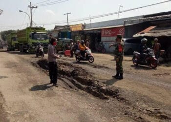 Jalan Arif Rahman Hakim Cibadak Rusak Parah