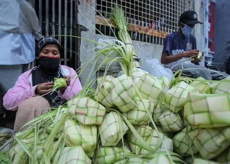 Penjual Ketupat Lebaran di Pasar Anyar