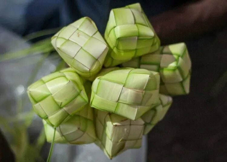 Penjual Ketupat Lebaran di Pasar Anyar
