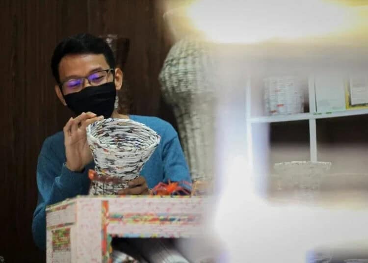 Kerajinan Berbahan Limbah Koran Bekas