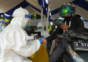Warga Pandeglang Serbu Rapid Test Drive Thru