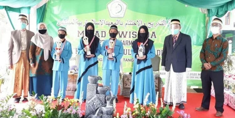 SDI Tarbiyatul Mubtadiin Luluskan Siswa Berprestasi
