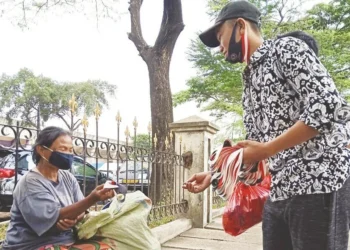 AKSI SOSIAL: Siswa di Kota Tangerang saat membagikan masker kepada warga yang membutuhkan. (ISTIMEWA)