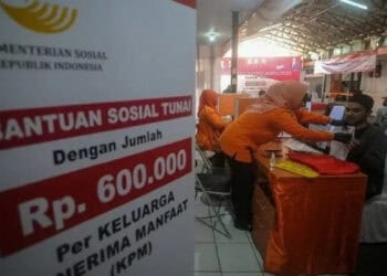 ILUSTRASI: Penyerahan bantuan sosial tunai. (ISTIMEWA)
