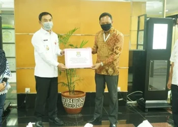 BANTUAN: Wakil Bupati Tangerang Mad Romli secara simbolis saat menyerahkan bantuan paket sembako untuk karyawan PT. Ching Luh Group yang di PHK, Rabu (5/8). (FAJAR ADITYA KUSUMA/SATELIT NEWS)