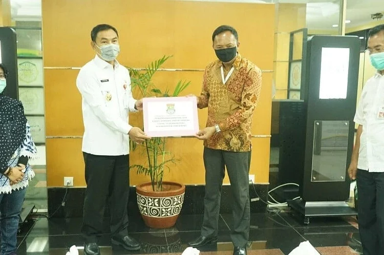 BANTUAN: Wakil Bupati Tangerang Mad Romli secara simbolis saat menyerahkan bantuan paket sembako untuk karyawan PT. Ching Luh Group yang di PHK, Rabu (5/8). (FAJAR ADITYA KUSUMA/SATELIT NEWS)