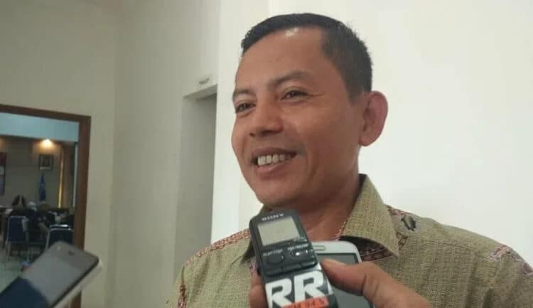 WAWANCARA: Ketua Bawaslu Pandeglang, Ade Mulyadi saat diwawancarai wartawan beberapa waktu lalu di lingkungan gedung Setda Pandeglang. (DOK/SATELIT NEWS)