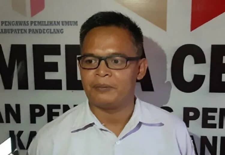 DIWAWANCARAI: Koordinator Divisi Pengawasan Bawaslu Pandeglang, Karsono sedang diwawancarai wartawan di kantor Bawaslu Pandeglang. (DOK/SATELIT NEWS)