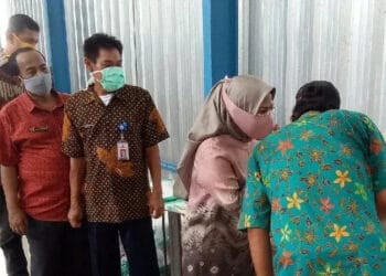 TINJAU PRODUKSI BERAS JASENG: Bupati Serang Ratu Tatu Chasanah saat meninjau produksi beras di salah satu penggilingan padi di Kabupaten Serang, belum lama ini. (DOKUMEN/SATELIT NEWS)