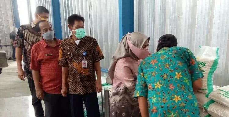TINJAU PRODUKSI BERAS JASENG: Bupati Serang Ratu Tatu Chasanah saat meninjau produksi beras di salah satu penggilingan padi di Kabupaten Serang, belum lama ini. (DOKUMEN/SATELIT NEWS)