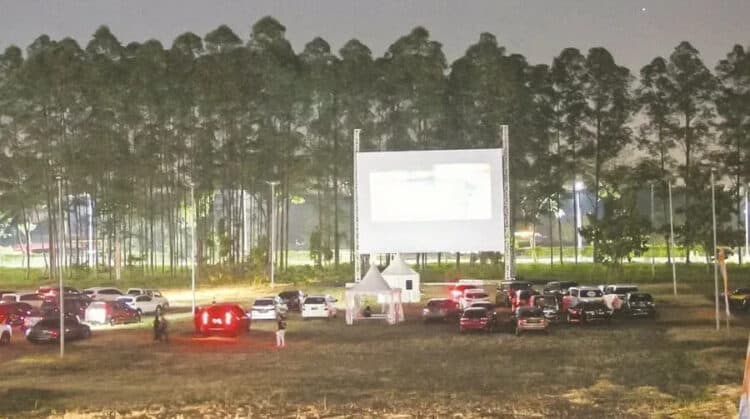 BIOSKOP DRIVE IN: Sejumlah penonton menikmati bioskop secara drive in. Hiburan yang sekilas mirip layar tancap misbar (gerimis bubar) ini membuat penonton tidak perlu keluar mobil. (DOK/SATELIT NEWS)