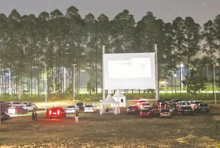 BIOSKOP DRIVE IN: Sejumlah penonton menikmati bioskop secara drive in. Hiburan yang sekilas mirip layar tancap misbar (gerimis bubar) ini membuat penonton tidak perlu keluar mobil. (DOK/SATELIT NEWS)