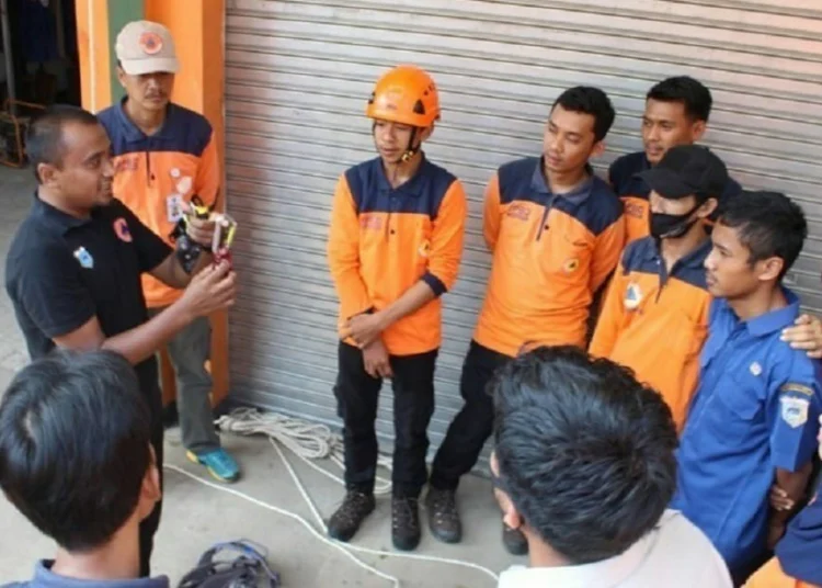 PENANGANAN BENCANA: Para personel BPBD Pandeglang sedang dilatih penanganan becana di lingkungan kantor BPBD Pandeglang. (NIPAL/SATELIT NEWS)