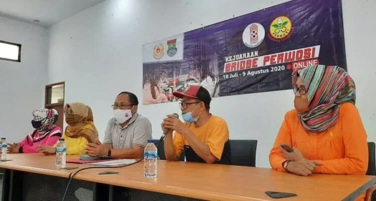 PEMBUKAAN KEJUARAAN: Ketua KONI Kabupaten Tangerang HM Kmarudin bersama Ketua Perwosi Titin Suhartini dan ketua Gabsi Kabupaten Tangerang Edi dalam pembukaan kejuaraan Bridge Perwosi 2020, Sabtu (8/8). (ISTIMEWA)