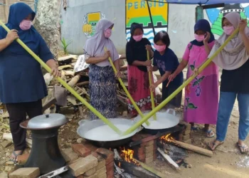 MASAK BUBUR SURO: Emak-emak warga Kampung Kadu Gajah sedang memaskan bubur suro di lapangan sekitar Kampung tersebut, Sabtu (29/8). (NIPAL/SATELIT NEWS)
