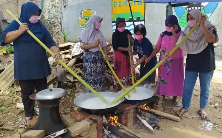 MASAK BUBUR SURO: Emak-emak warga Kampung Kadu Gajah sedang memaskan bubur suro di lapangan sekitar Kampung tersebut, Sabtu (29/8). (NIPAL/SATELIT NEWS)