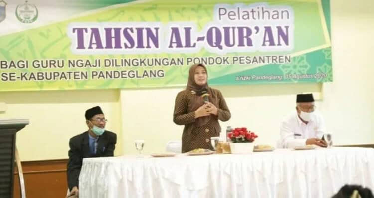 SAMBUTAN: Bupati Pandeglang, Irna Narulita sedang memberikan sambutan di acara Pelatihan Tahsin Al-Qur'an Bagi Guru Ngaji di Lingkungan Pondok Pesantren se-Kabupaten Pandeglang di salah satu rumah makan, Rabu (5/8). (NIPAL/SATELIT NEWS)