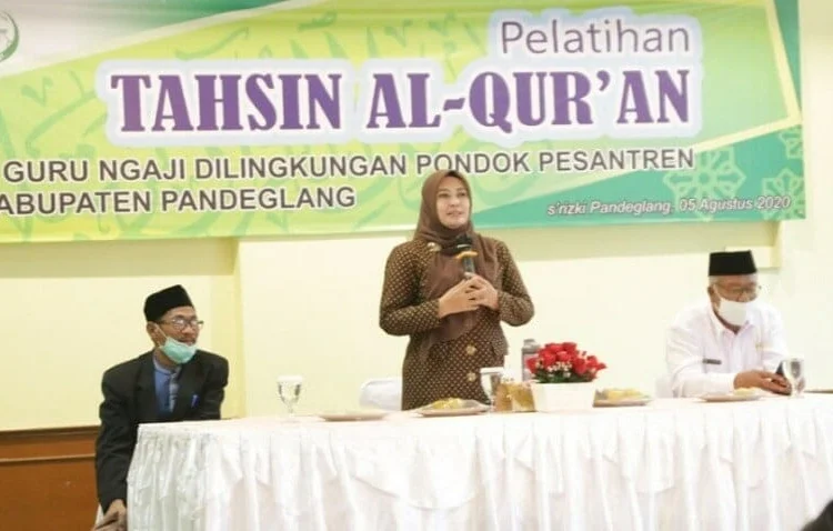 SAMBUTAN: Bupati Pandeglang, Irna Narulita sedang memberikan sambutan di acara Pelatihan Tahsin Al-Qur'an Bagi Guru Ngaji di Lingkungan Pondok Pesantren se-Kabupaten Pandeglang di salah satu rumah makan, Rabu (5/8). (NIPAL/SATELIT NEWS)