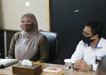 KOORDINASI: Bupati Pandeglang, Irna Narulita sedang berkoordinasi dengan pihak PLTU Labuan di Aula Kantor PLTU Labuan, Selasa (25/8). (NIPAL/SATELIT NEWS)