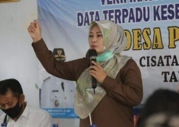 SAMBUTAN: Bupati Pandeglang, Irna Narulita sedang memberikan sambutan di acara Musyawarah Desa (Musdes) di Desa Pasir Uerih, Kecamatan Cisata, Rabu (12/8). (NIPAL/SATELIT NEWS)