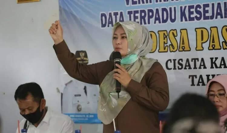 SAMBUTAN: Bupati Pandeglang, Irna Narulita sedang memberikan sambutan di acara Musyawarah Desa (Musdes) di Desa Pasir Uerih, Kecamatan Cisata, Rabu (12/8). (NIPAL/SATELIT NEWS)