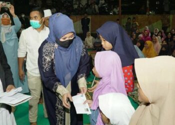 SANTUNAN: Bupati Pandeglang, Irna Narulita didampingi Kades Girijaya, sedang memberikan santunan kepada anak yatim pada saat acara Girijaya Bertasbih memperingati tahun baru Islam, Rabu (19/8). (NIPAL/SATELIT NEWS)