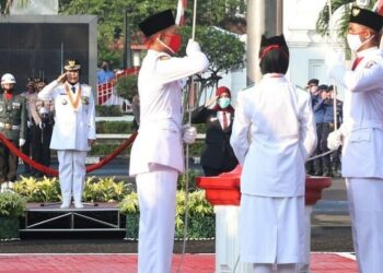 UPACARA:  Bupati Serang Ratu Tatu Chasanah saat menjadi Inspektur Upacara Peringatan Kemerdekaan Republik Indonesia ke-75 di halaman Pendopo Bupati Serang, Senin (17/8). (SIDIK/SATELIT NEWS)