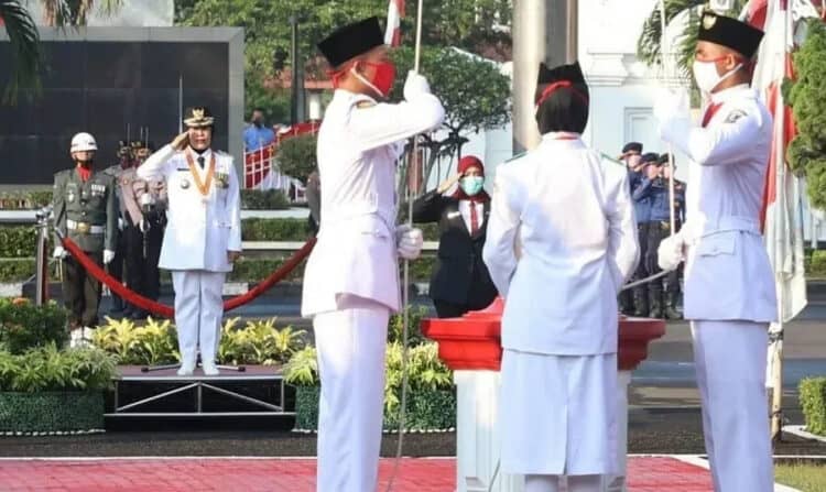 UPACARA:  Bupati Serang Ratu Tatu Chasanah saat menjadi Inspektur Upacara Peringatan Kemerdekaan Republik Indonesia ke-75 di halaman Pendopo Bupati Serang, Senin (17/8). (SIDIK/SATELIT NEWS)