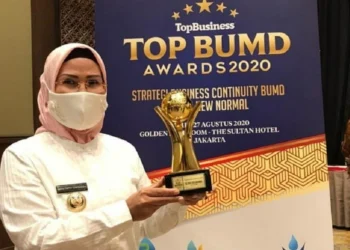 PENGHARGAAN: Bupati Serang Ratu Tatu Chasanah meraih penghargaan Top Pembina BUMD 2020 dalam ajang bergengsi TOP BUMD Awards 2020. (ISTIMEWA)