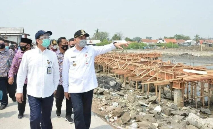 PENINJAUAN: Bupati Zaki saat meninjau ke beberapa lokasi di   kawasan Aqua Culture di Desa Ketapang, Kecamatan Mauk, yang akan dibangun menggunakan DAK dari Pemerintah Pusat, Kamis (6/8). (FAJAR ADITYA KUSUMA/SATELIT NEWS)