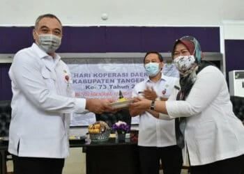POTONG TUMPENG: Bupati Tangerang Ahmed Zaki Iskandar secara simbolis memberikan nasi tumpeng kepada Kepala Dinas Koperasi dan Usaha Mikro Kabupaten Tangerang, dalam acara Hari Koperasi Indonesia ke-73, di GSG Pusat Pemkab Tangerang, Rabu (12/8). (ALFIAN/SATELIT NEWS)