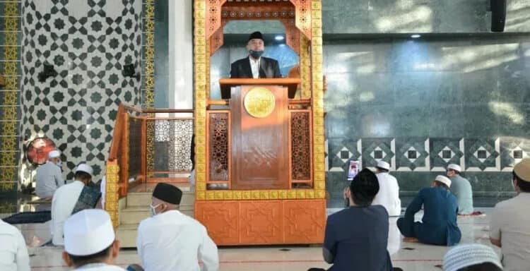 SAMBUTAN: Bupati Tangerang Zaki Iskandar saat menyampaikan sambutan sebelum pelaksanaan Salat Idul Adha di Masjid Al-Amjad, Puspemkab Tangerang, Tigaraksa, Jumat (31/7). (ISTIMEWA)