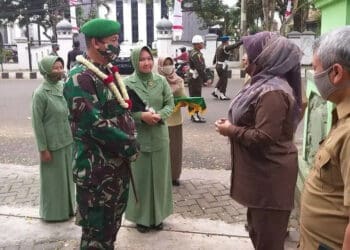 DANDIM BARU: Komandan Kodim (Dandim) 0601 Pandeglang yang baru, Letkol Kav Dedi Setiadi didampingi istrinya menyalami Bupati Pandeglang Irna Narulita, yang menyambut kedatangan Dandim baru di Mako Kodim 0601 Pandeglang, Selasa (4/8). (NIPAL/SATELIT NEWS)