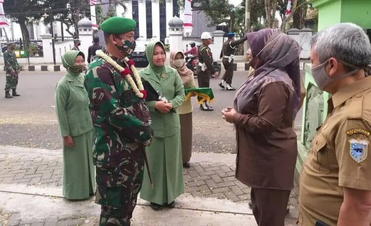DANDIM BARU: Komandan Kodim (Dandim) 0601 Pandeglang yang baru, Letkol Kav Dedi Setiadi didampingi istrinya menyalami Bupati Pandeglang Irna Narulita, yang menyambut kedatangan Dandim baru di Mako Kodim 0601 Pandeglang, Selasa (4/8). (NIPAL/SATELIT NEWS)