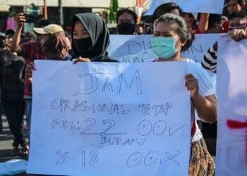 UNJUK RASA: Sejumlah aliansi pedagang Pasar Lama Kota Tangerang melakukan aksi unjuk rasa terkait pembatasan jam operasional baru di kawasan Pasar Lama, Kecamatan Tangerang, Kota Tangerang, Jumat (28/8). Pemkot Tangerang menerapkan pembatasan jam operasional baru untuk pelaku usaha di kawasan Pasar Lama sampai dengan pukul 18.00 WIB per 28 Agustus 2020 sehubungan dengan peningkatan kasus Covid-19 di Kota Tangerang. (DEDE KURNIAWAN/SATELIT NEWS)