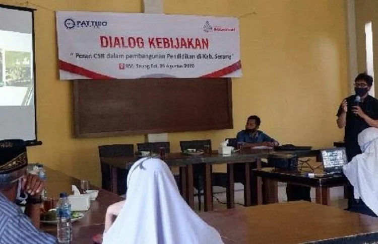 DIALOG: Dialog Kebijakan, bertema “Peran CSR Dalam Pembangunan Pendidikan di Kabupaten Serang”, di salah satu rumah makan di Kota Serang, Rabu (26/8). (SIDIK/SATELIT NEWS)