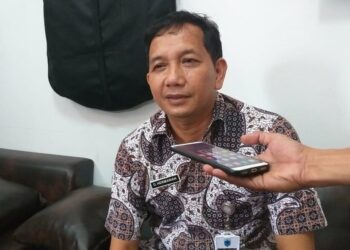 WAWANCARA: Kepala DPMPD Pandeglang, Doni Hermawan sedang diwawancarai wartawan di ruang kerjanya, Kamis (27/8). (NIPAL/SATELIT NEWS)